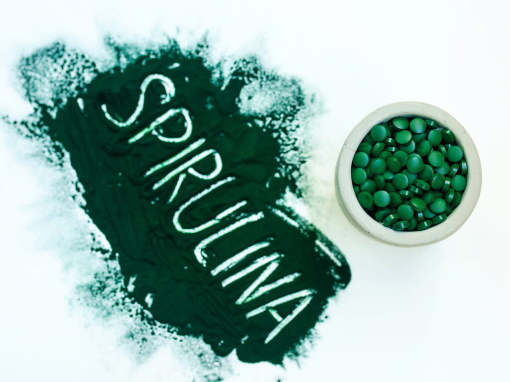 Co lepiej chlorella czy spirulina Pojedynek tytanów mikroświata