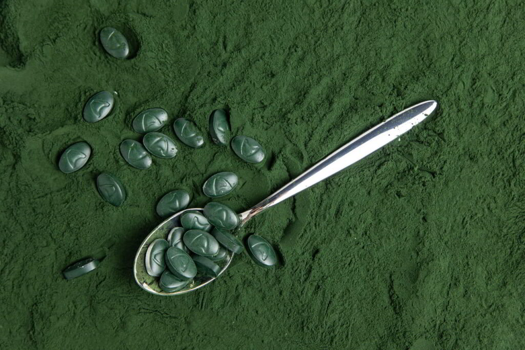 Spirulina detoksykująca vs. chlorella pojedynek korzyści